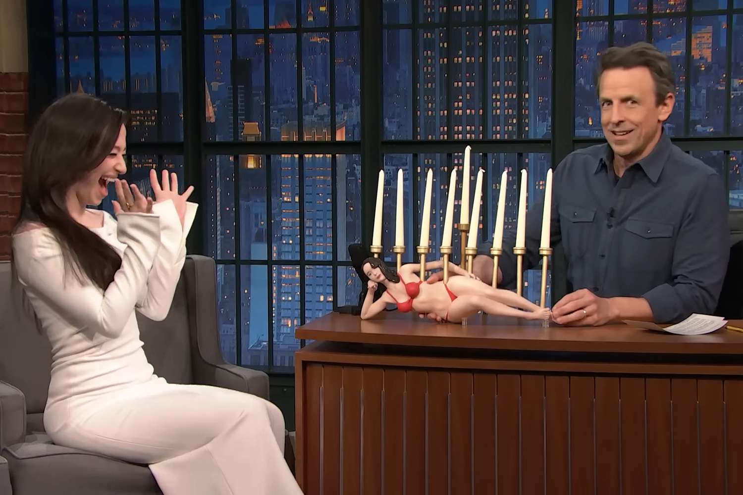 ¡La reacción épica de Mikey Madison al menorah más divertido de SNL!- Últimas noticias Ecuador