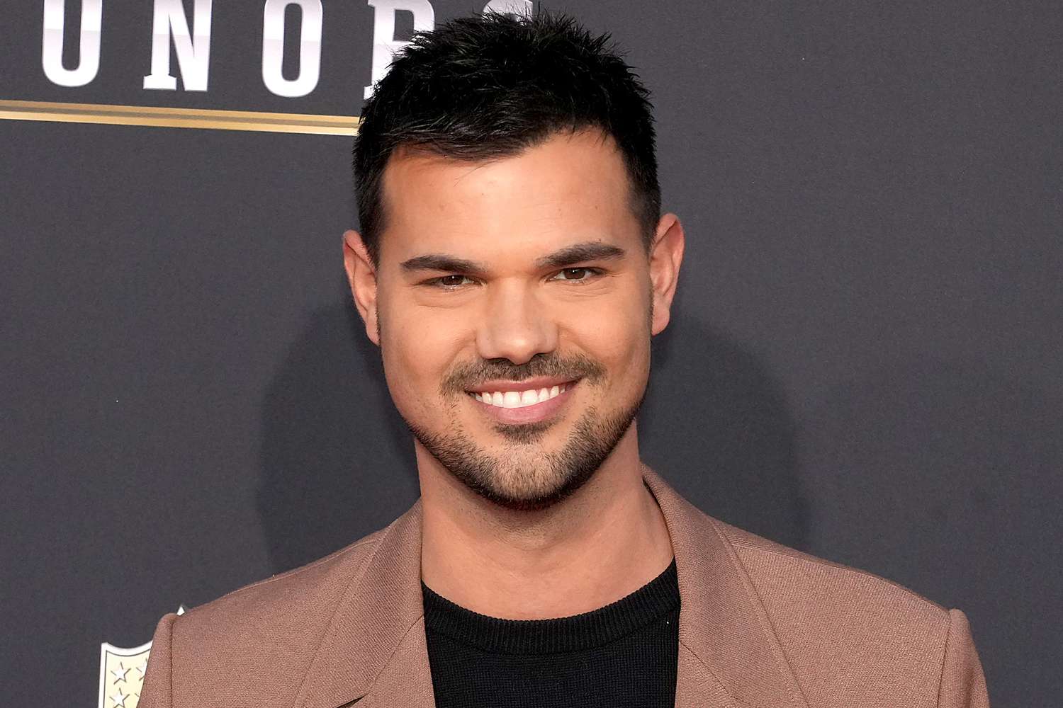 ¡Taylor Lautner regresa como cazador de hombres lobo en su nueva serie!- Últimas noticias Ecuador