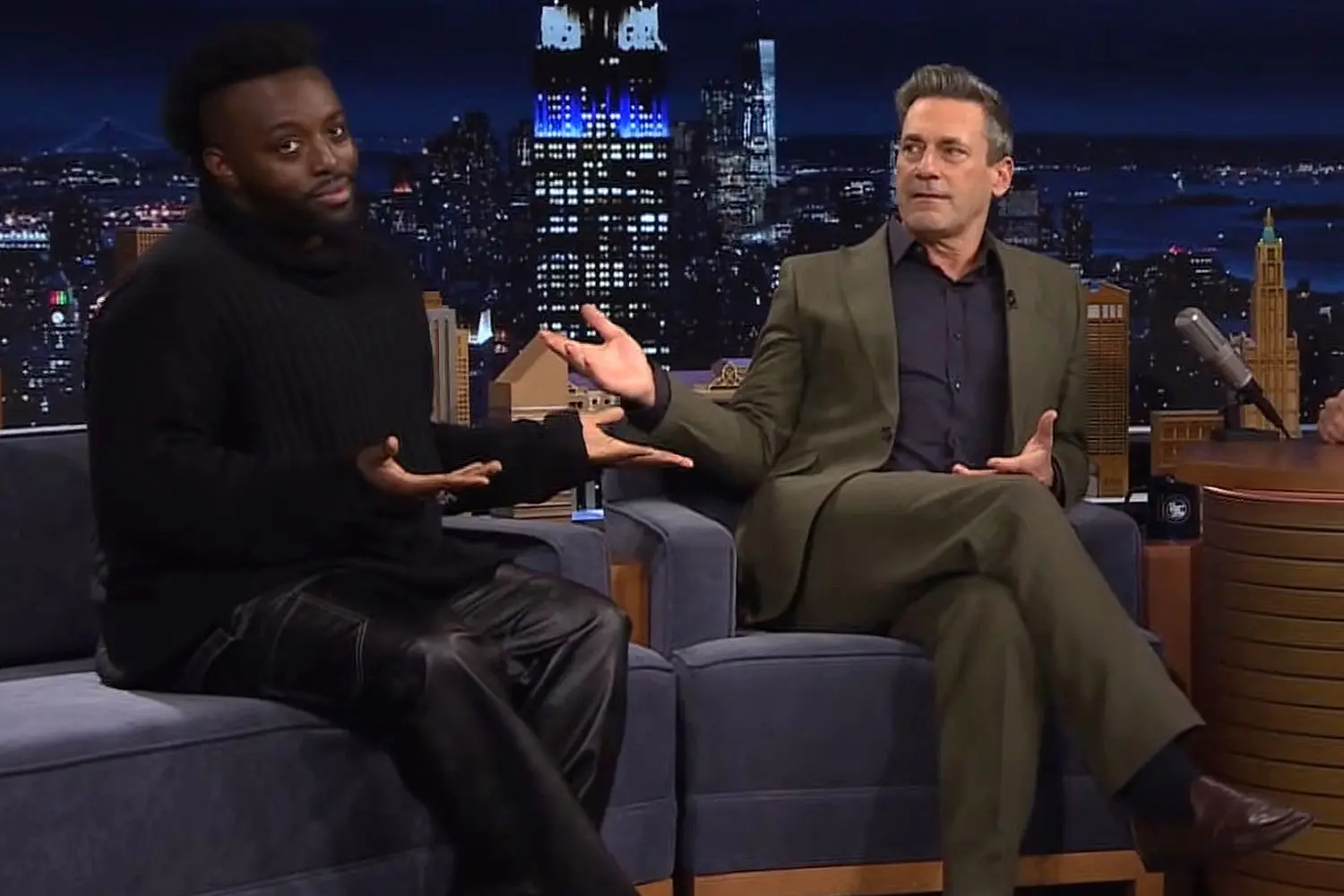 El inesperado reencuentro de Jon Hamm y el afortunado asiento de SNL50- Últimas noticias Ecuador
