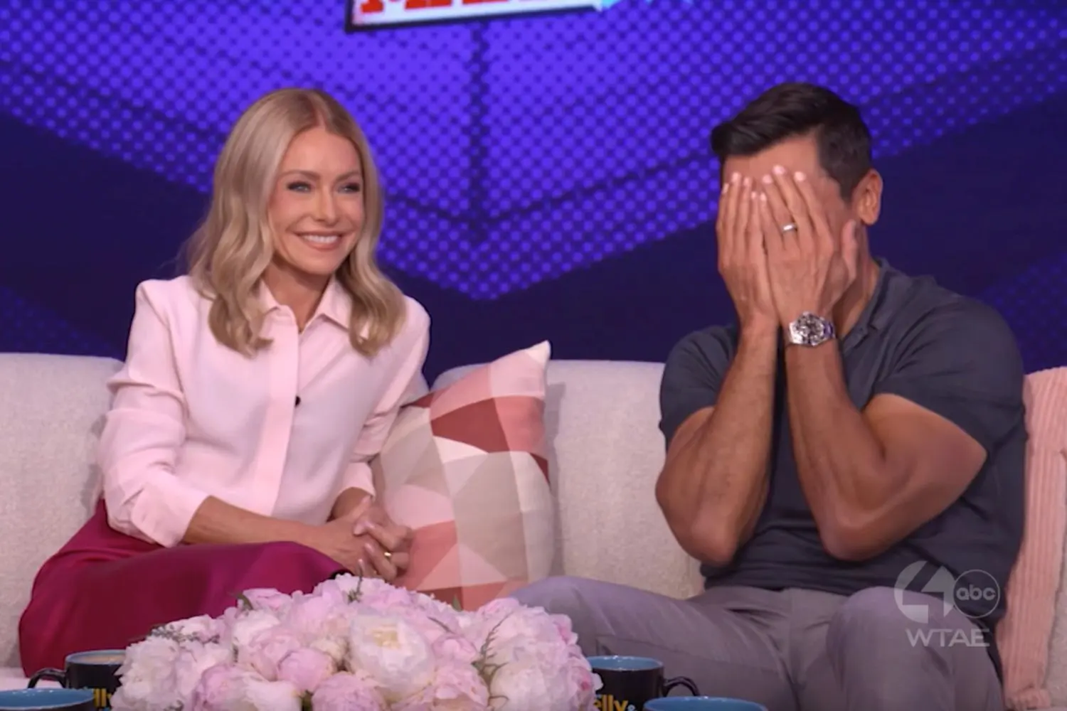 Mark Consuelos recibe abucheos por vencer a una madre en el Día de la Madre