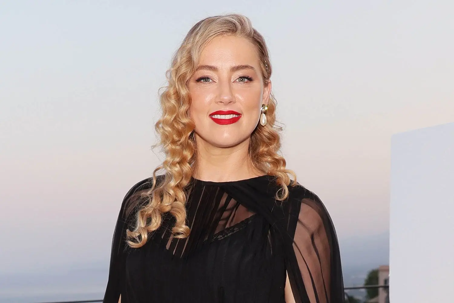 Amber Heard da la sorpresa del año: ¡dos bebés en un solo día!