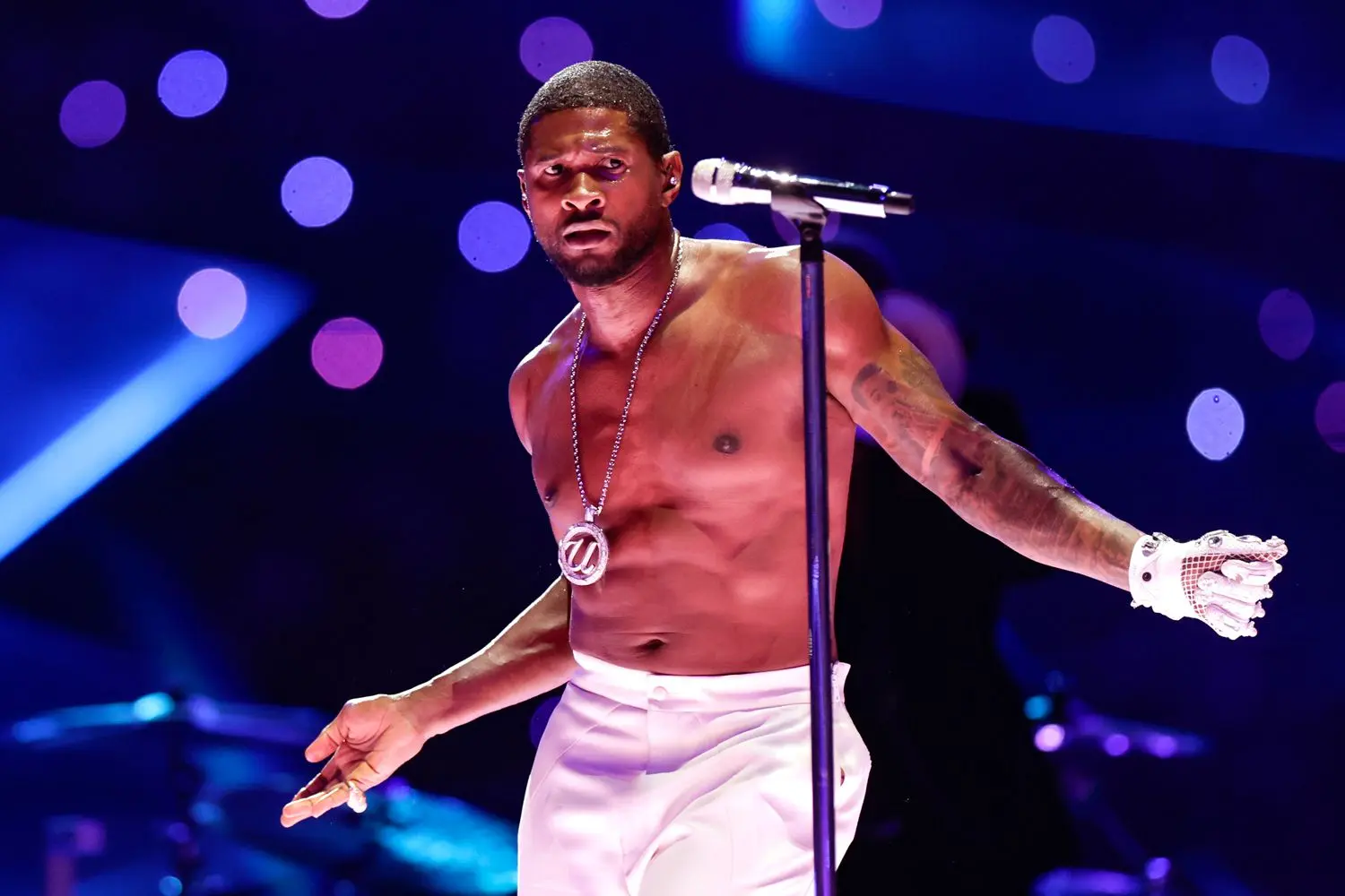 ¡Increíble! Usher casi causa una emergencia al intentar alimentar a una fan!