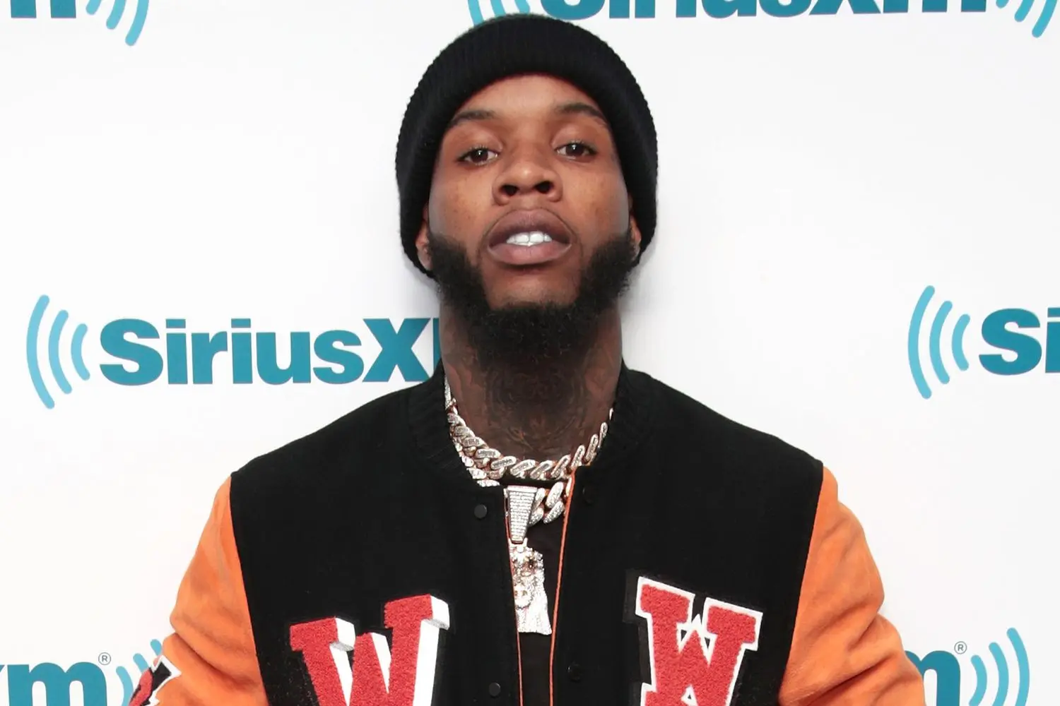 Tory Lanez enfrenta un ataque inesperado en prisión, descubre todos los detalles aquí