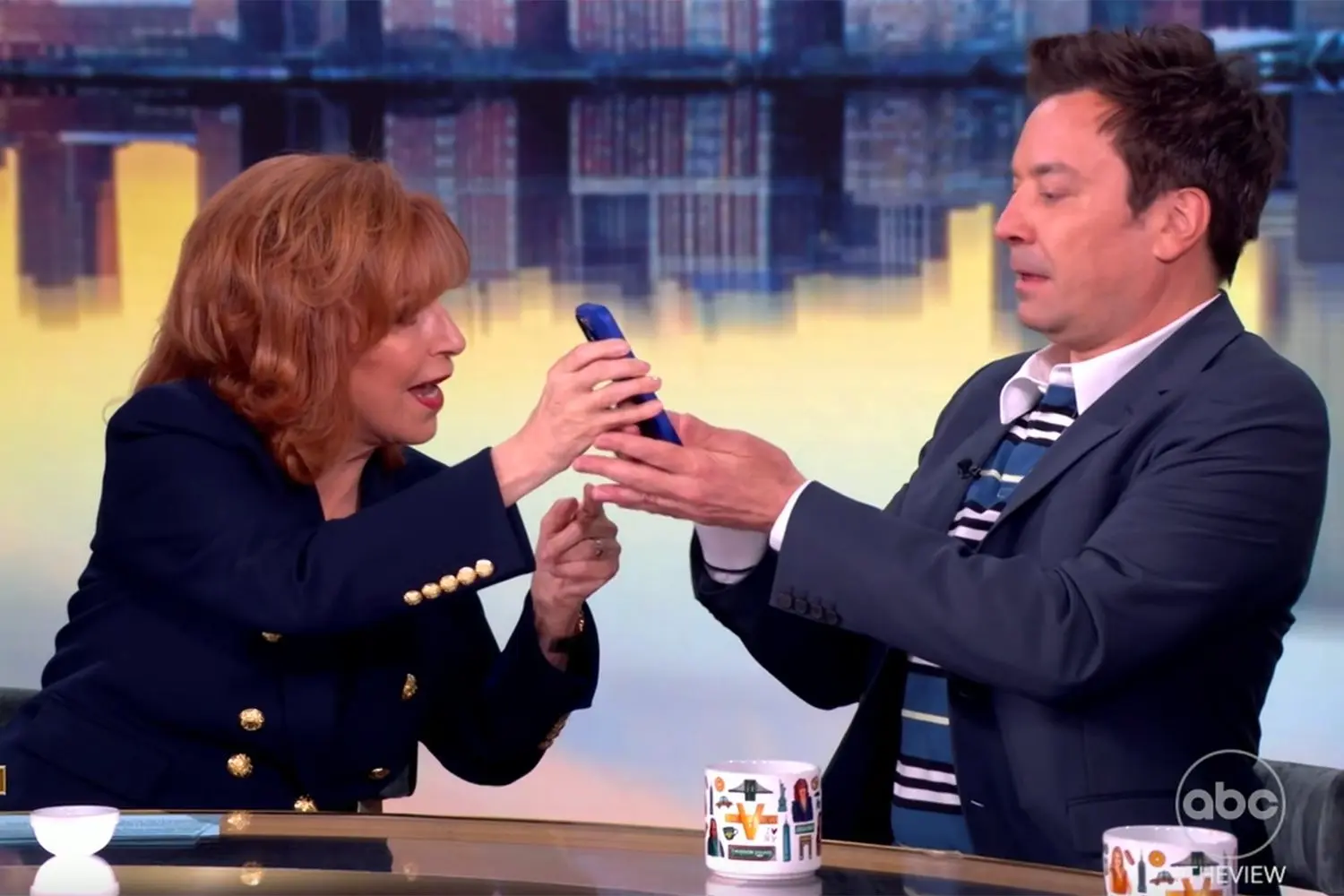 Joy Behar revela el divertido error de correo que involucra a Jimmy Fallon